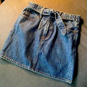 Snatched waist! CLASSIC FLATTERING Madewell denim mini skirt 24 💋